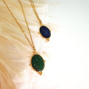 Υλικό : Ατσάλι Χρώμα : Χρυσό Πέτρες Ζιργκόν : Πράσινες ,Μπλέ Διαστάσεις : 39 cm + 6.5 προέκταση Στοιχείο : 2 x 3 cm